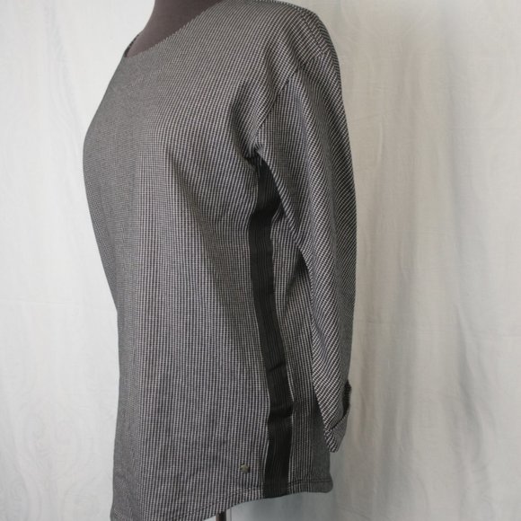 Black & White Pullover Shirt with Contrast Trim on Sides - Picture 3 of 8